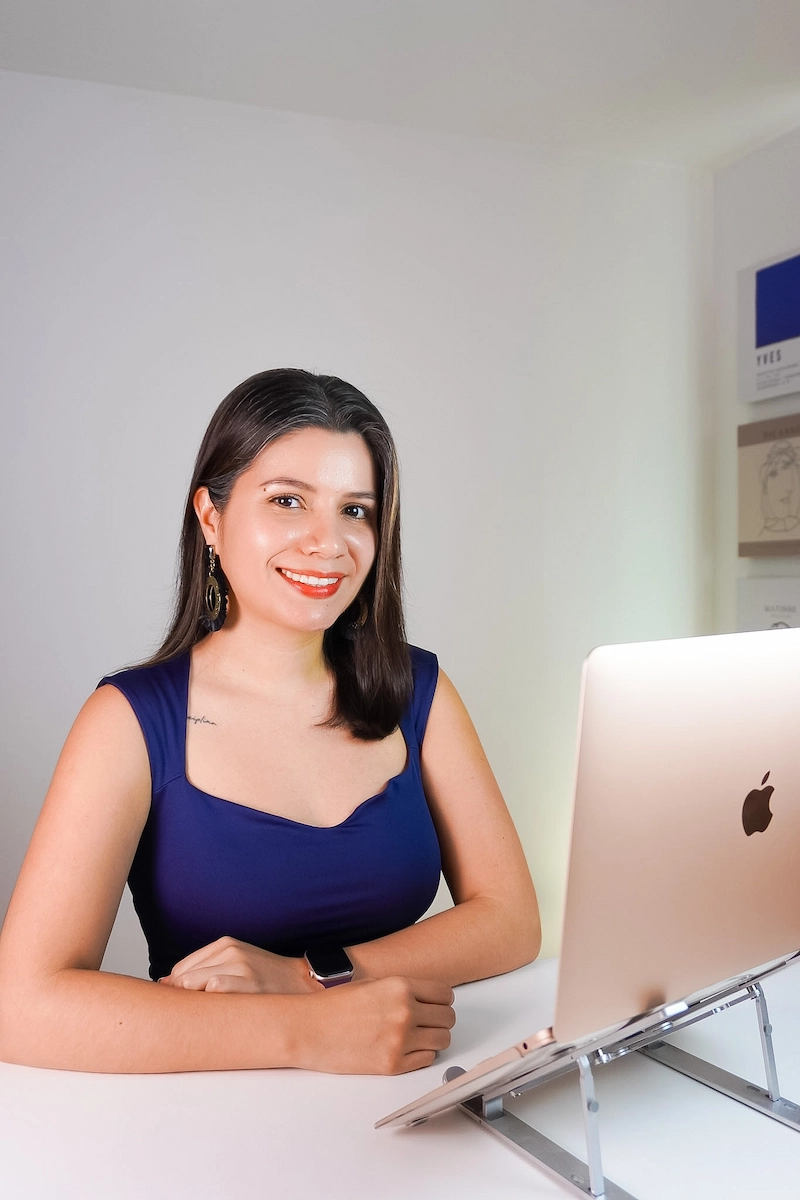 Daniela Rozo trabajando desde su escritorio, consultoría online en español para hispanos en EE.UU.